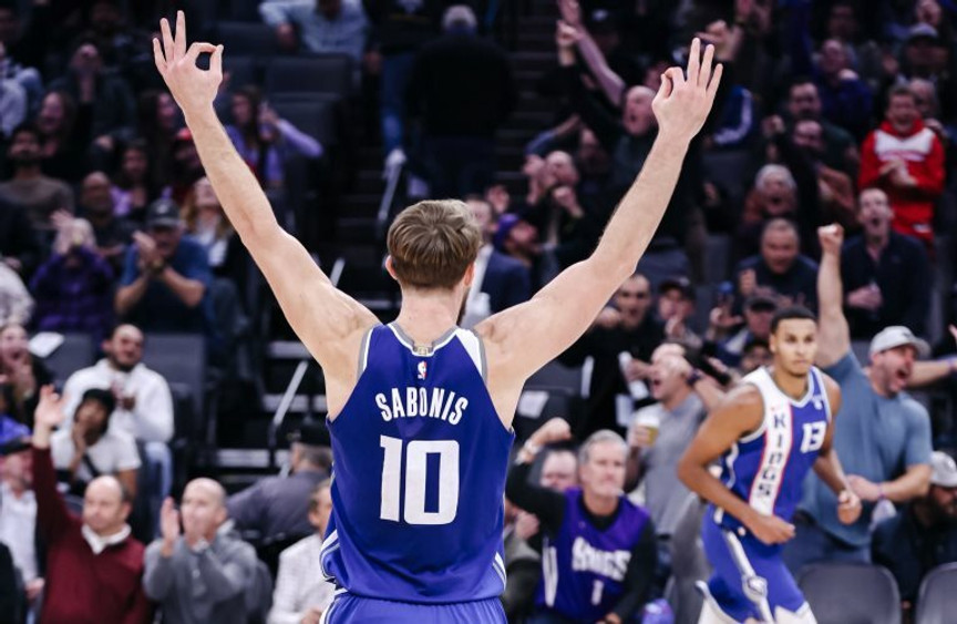 Με "βροχή" τριπόντων το Σακραμέντο 131-118 τους Νετς, στους 2π. ο Βεζένκοφ (vid)