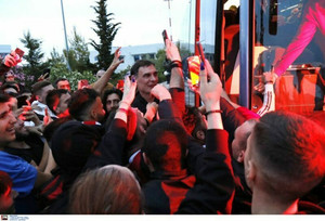Ολυμπιακός: Ο... τρελός πιλότος και η αποθέωση στο &quot;Ελ. Βενιζέλος&quot; (pics &amp; vids)