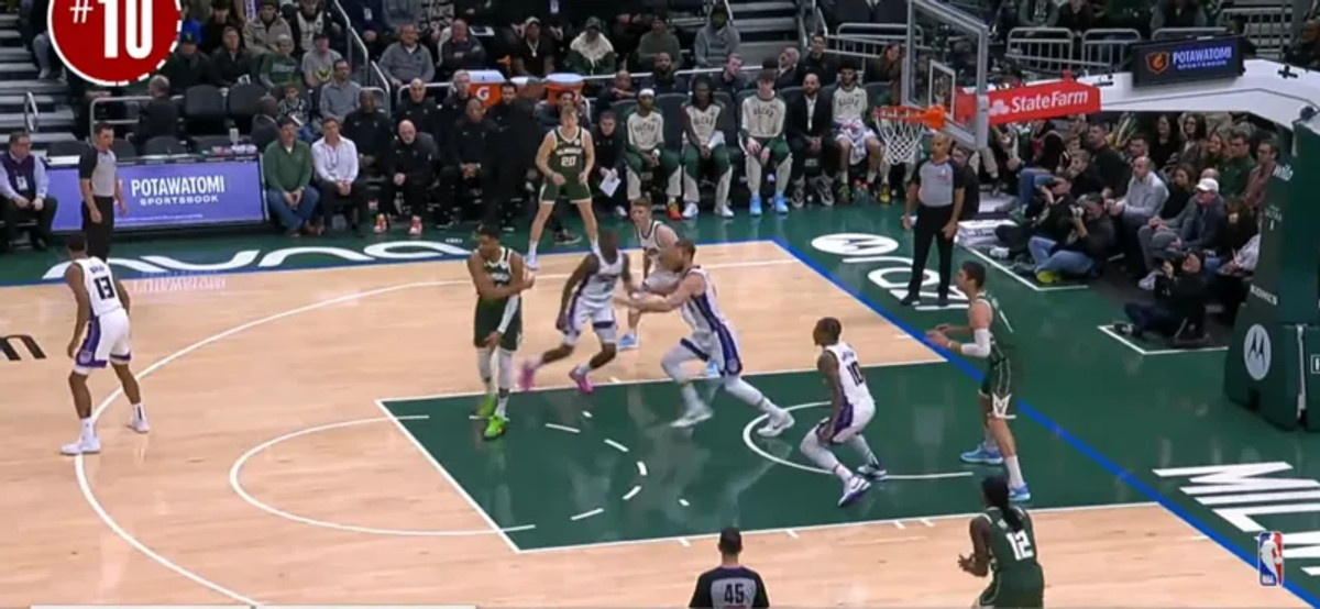 Top-10: Με no-look ασίστ Γιάννη και Νο1 το alley-oop των Γουέστμπρουκ-Τζόρνταν (vid)