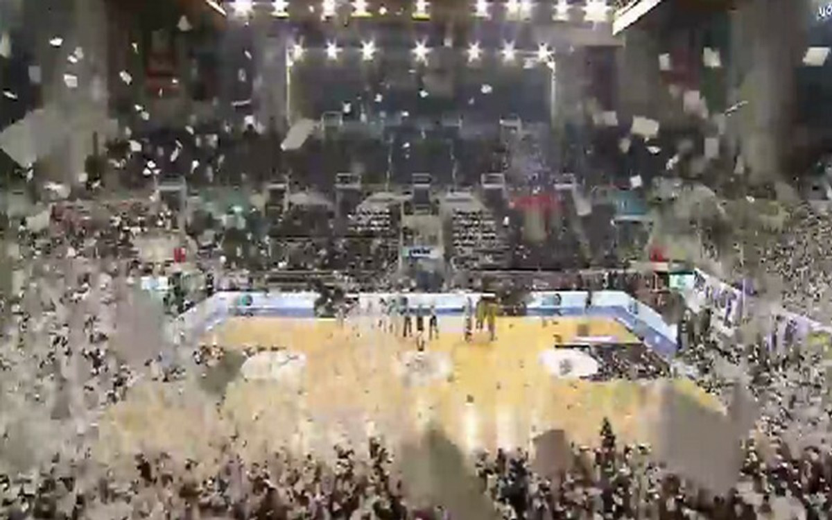 &quot;Καυτή&quot; ατμόσφαιρα στο ΠΑΟΚ-Άρης με εκατοντάδες χαρτάκια! (vid)