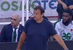 &quot;Έσκασε&quot; από τη ζέστη ο Αταμάν: Με t-shirt στο δεύτερο ημίχρονο! (vid)