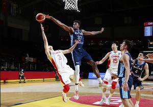 Με Κώστα Αντετοκούνμπο και Χεζόνια το Top-5 της FIBA (video)