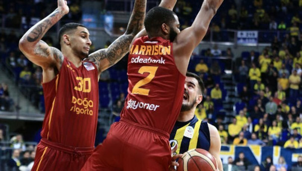 Με super Όγκουστ η Γαλατάσαραϊ 80-75 εκτός έδρας τη Φενέρμπαχτσε!