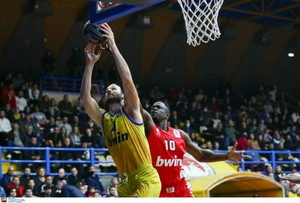 Τα highlights από τη ματσάρα Περιστέρι-Ολυμπιακός 86-87 (vid)