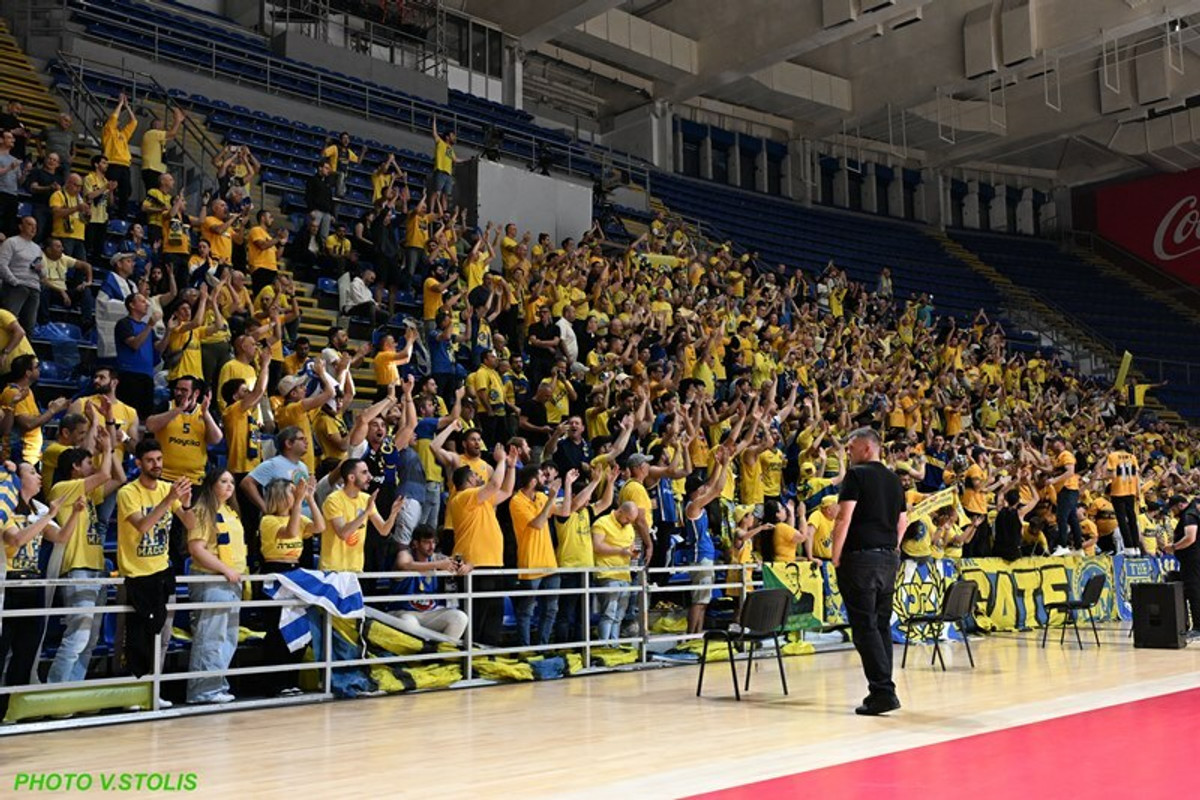 Πήραν τις θέσεις τους στη Χάλα Πιονίρ οι φίλαθλοι της Μακάμπι (pics)
