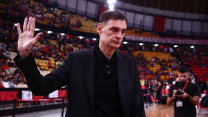 Ο Μπαρτζώκας αποθέωσε τους παίκτες του στα αποδυτήρια του ΣΕΦ (vid)
