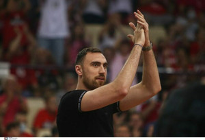 Μιλουτίνοβ: Και φέτος έως το τέλος ο Ολυμπιακός (video)