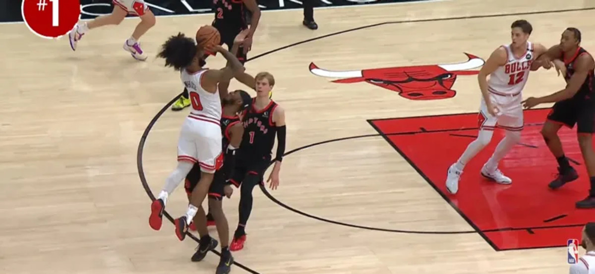 NBA Top-10: Κορυφή το and one τρίποντο του Κόμπι Γουάιτ (vid)