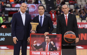 Η ΚΑΕ Ολυμπιακός τίμησε τον Σφαιρόπουλο (pics)