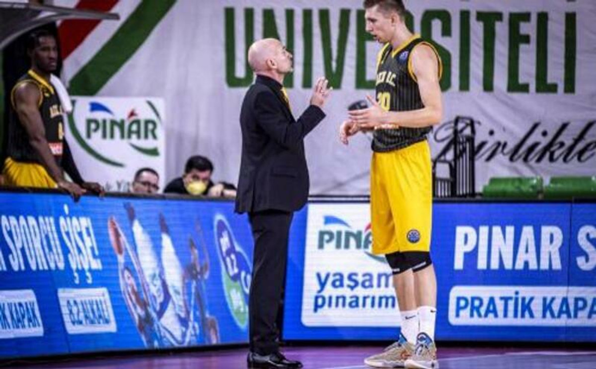 Καντζούρης: &quot;Εάν θες να έχεις ευκαιρία να κερδίσεις πρέπει να παίξεις άμυνα&quot;