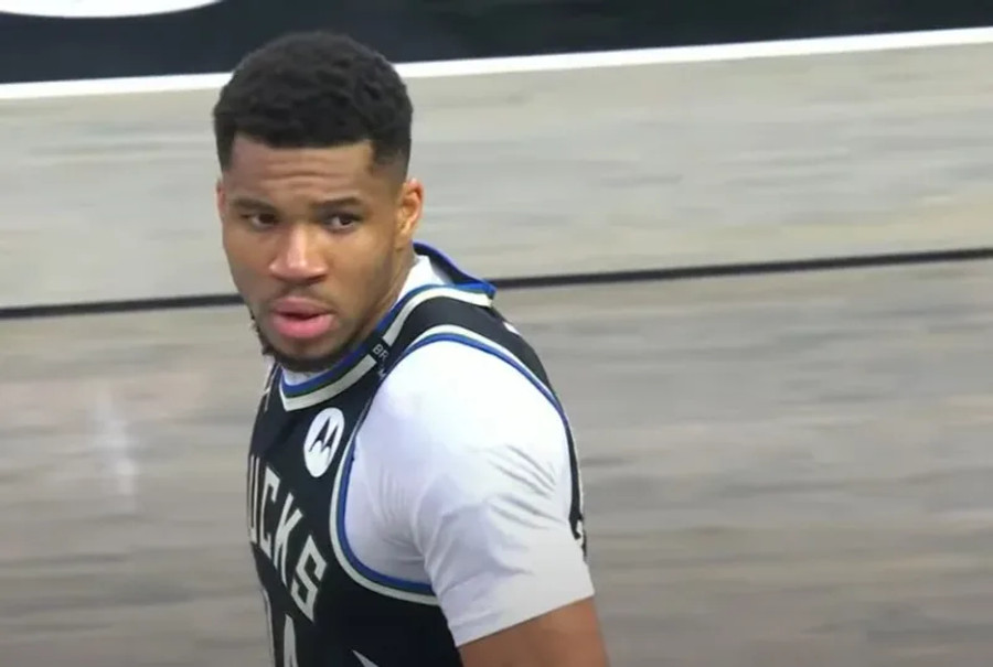 Η εμφάνιση του Γιάννη στον πρώτο αγώνα των playoffs (video)