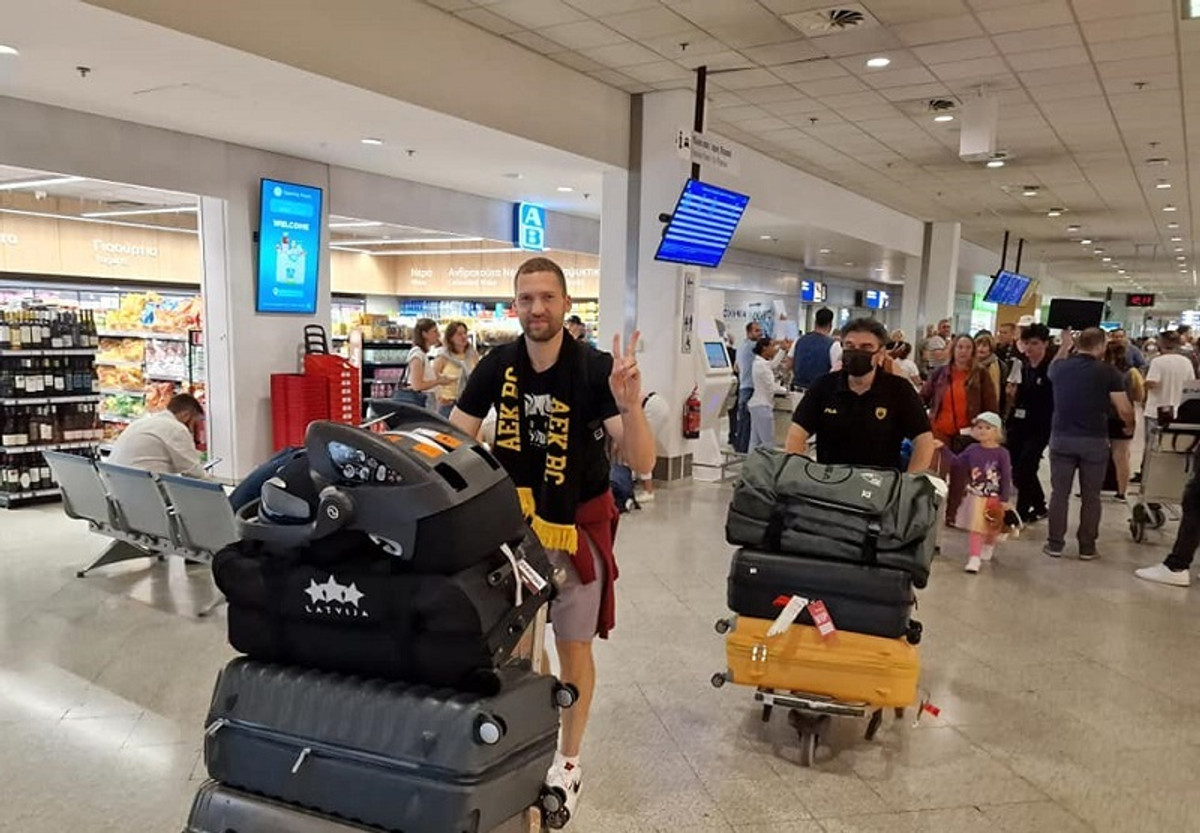 Στην Αθήνα για την ΑΕΚ ο Γιάνις Στρέλνιεκς (pics)
