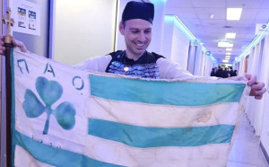 Φίλος του Παναθηναϊκού με σημαία που είχε πάρει μαζί του στην Αυστραλία ο πατέρας του το 1971!