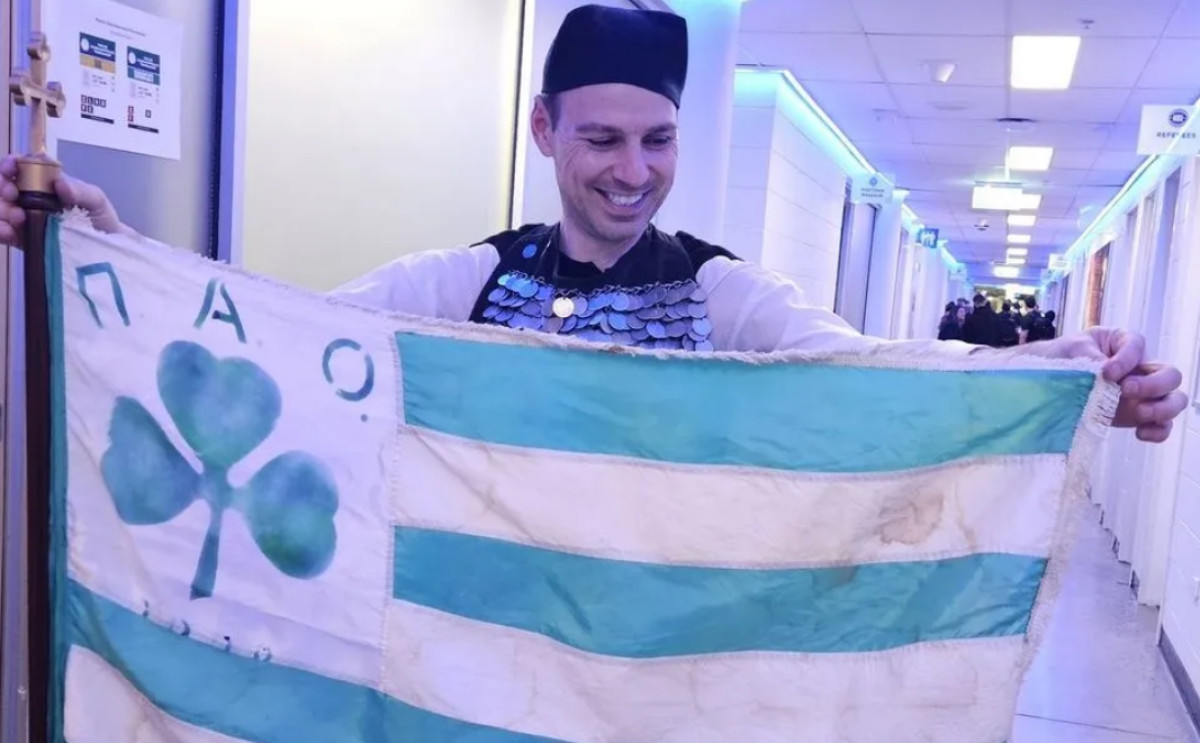 Φίλος του Παναθηναϊκού με σημαία που είχε πάρει μαζί του στην Αυστραλία ο πατέρας του το 1971!