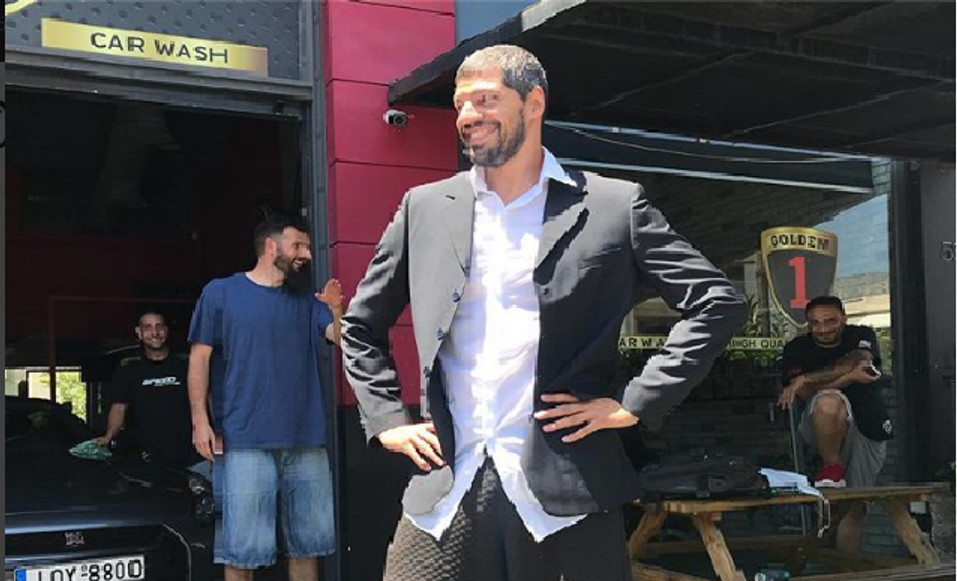 Κοστουμάκι ΛεΜπρόν Τζέιμς λάνσαρε κι ο Λάζαρος Παπαδόπουλος!