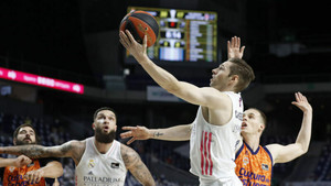 Ρεάλ Μαδρίτης-Βαλένθια 81-70: Με άνεση και Κοσέρ το 1-0 η &quot;Βασίλισσα&quot; (vid)