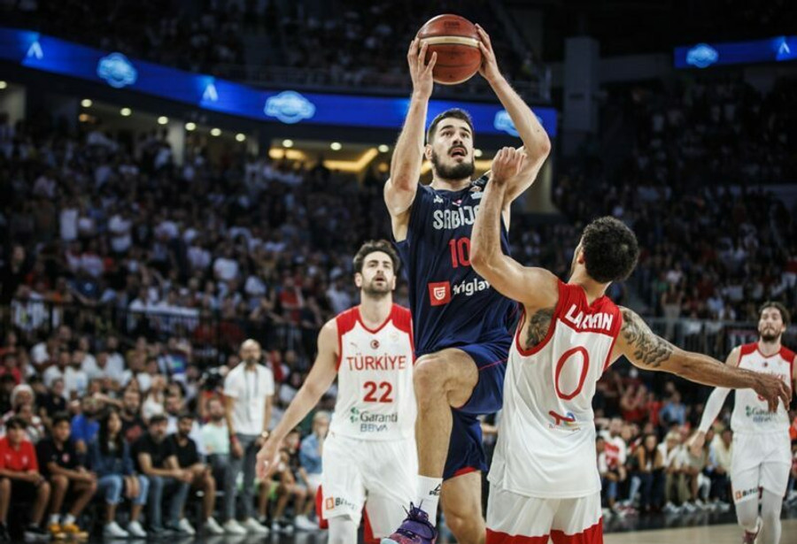 Τουρκία-Σερβία: Το buzzer του Κάλινιτς πίσω από το κέντρο και τα highlights (vids)