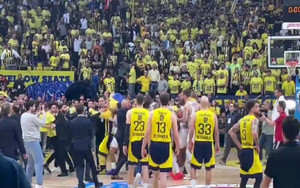 Φενέρμπαχτσε-Μονακό: Εισβολή οπαδών και σύρραξη με τη λήξη! (vids)