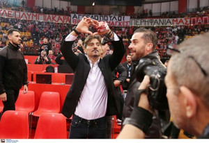 Γιαννακόπουλος: Χειραψία με Αγγελόπουλους και καρδούλες στο ΣΕΦ! (vid &amp; pics)