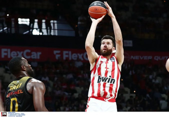 Αγκομαχώντας ο Ολυμπιακός το 1-0 στα ημιτελικά, 87-85 την αξιόμαχη ΑΕΚ (vids)