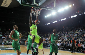 Με MVP τον Σίνγκλετον η Μπαρτσελόνα 79-71 την Νταρουσάφακα στην Πόλη (video)