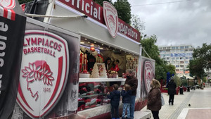 Στον Xριστουγεννιάτικο Πειραιά το Official Olympiacos BC Road Store