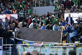 Αίγυπτος: Πολλοί τραυματίες από κατάρρευση κερκίδας στη διάρκεια αγώνα (video)