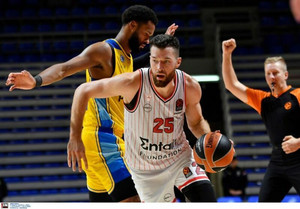 Δείτε πώς ο Ολυμπιακός νίκησε 79-74 τη Μακάμπι (video)