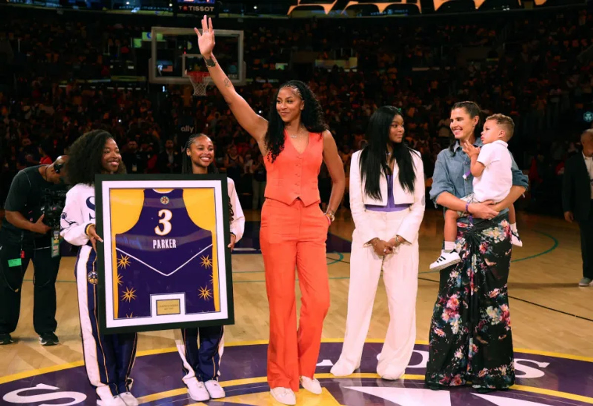 WNBA: Οι Λος Άντζελες Σπαρκς απέσυραν τη φανέλα της Κάντας Πάρκερ (vid)