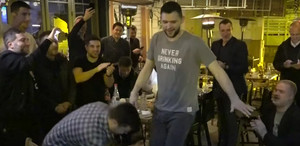 Ολυμπιακός: Το ζεϊμπέκικο του Παπανικολάου μετά την κατάκτηση του Κυπέλλου Ελλάδας (vid)
