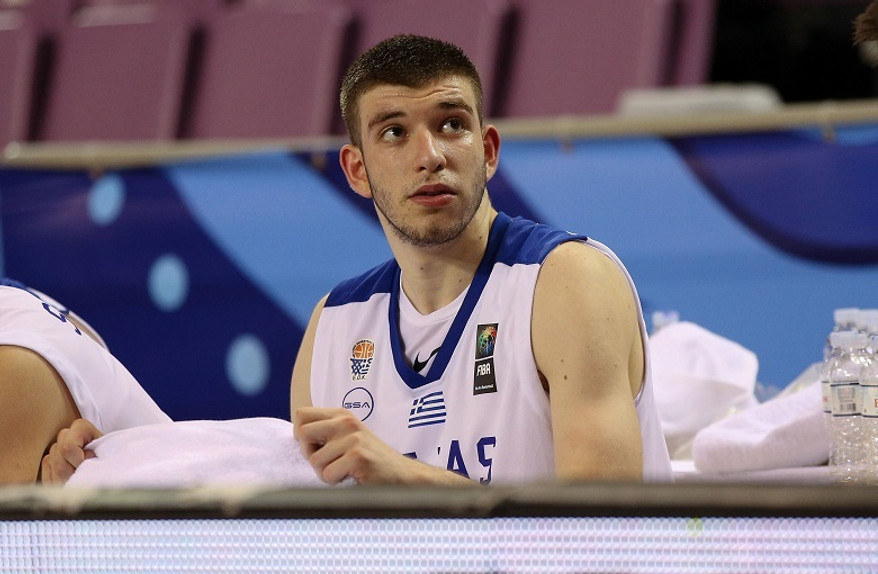 Εθνική U19: Η τούρτα γενεθλίων στον Νίκο Ρογκαβόπουλο (video)