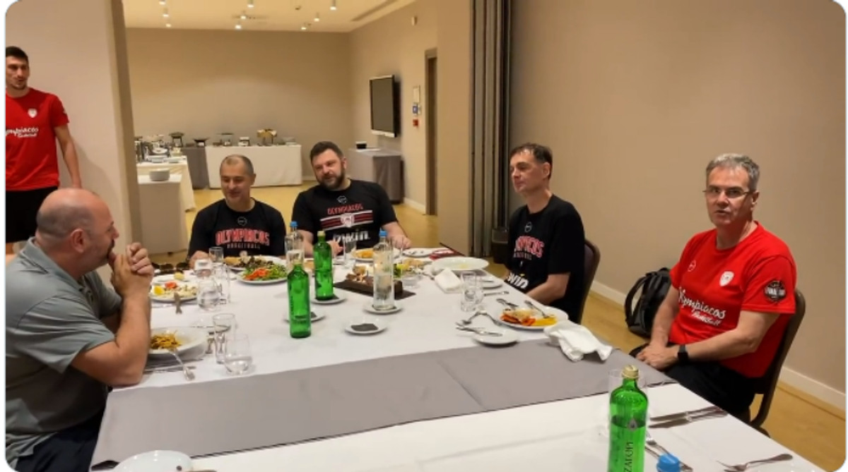 Ολυμπιακός: Η τούρτα-έκπληξη και το &quot;Happy Birthday&quot; στον Μπαρτζώκα (vid)
