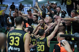 ΑΕΚ: Πανηγύρισαν με τους φιλάθλους οι παίκτες (pic)