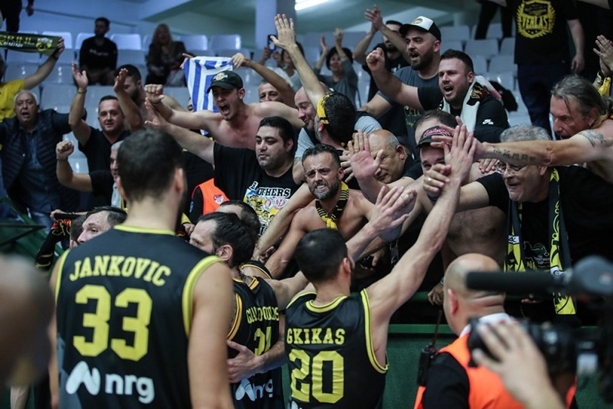 ΑΕΚ: Πανηγύρισαν με τους φιλάθλους οι παίκτες (pic)