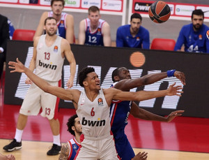 Με Τουπάν ο Ολυμπιακός 88-81 την Εφές (Pics)