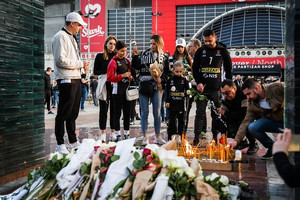 Παρτιζάν-Ρεάλ: Λουλούδια στο παρκέ και φόρτιση στη μνήμη των θυμάτων του μακελειού (vid &amp; pics)