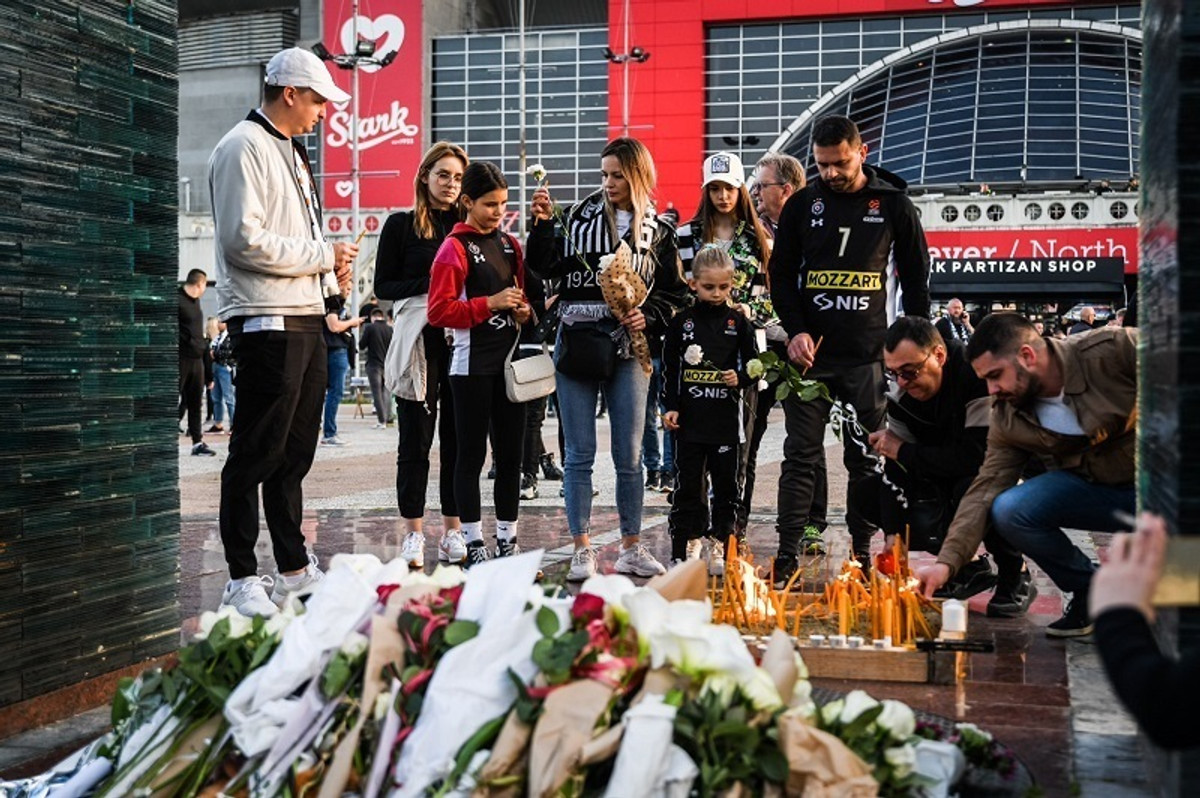 Παρτιζάν-Ρεάλ: Λουλούδια στο παρκέ και φόρτιση στη μνήμη των θυμάτων του μακελειού (vid &amp; pics)