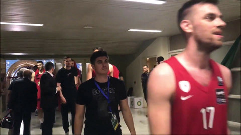 Η επιστροφή του Ολυμπιακού στα αποδυτήρια μετά το διπλό