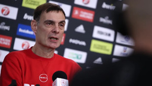 Μπαρτζώκας: &quot;Είναι πολύ δύσκολο να παίξει ο Βεζένκοφ, κλειδί η άμυνα&quot; (vid)