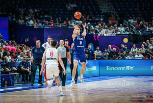 Το απίθανο buzzer beater του Γιάντουνεν πίσω από το κέντρο (vid)