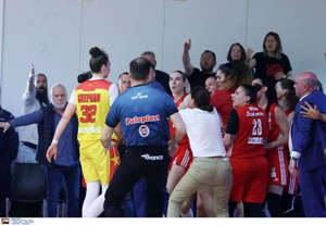 Αθηναϊκός-Ολυμπιακός: Αποβολές Σέπαρντ, Τόμπιν, Νίκλα και Καλτσίδου στον 4ο τελικό! (vids &amp; pics)