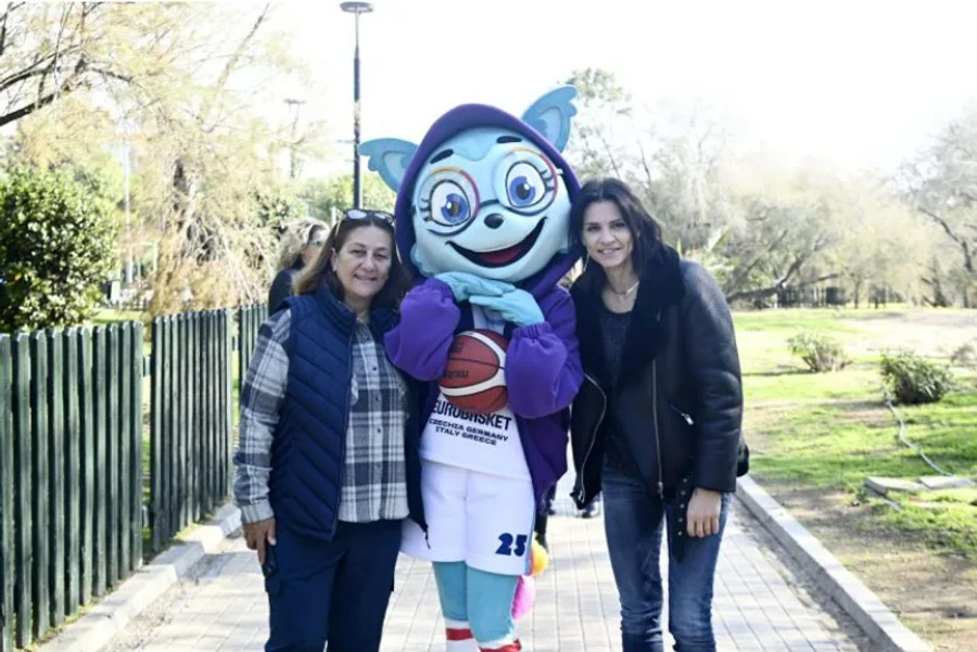 Βόλτα στον Φλοίσβο με τη Φιόνα και τις πρέσβειρες του Ευρωμπάσκετ 2025