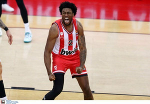 Το τρομερό κάρφωμα του Ράιτ στο Νο1 του Top-10 της Euroleague!