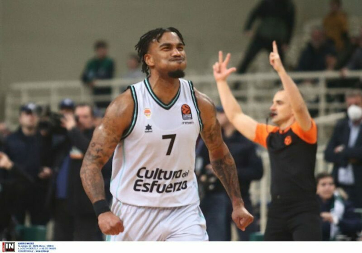 Το buzzer-beater του Τζόουνς και η συνεργασία Γουόκαπ-Παπανικολάου στο Top-10 (video)