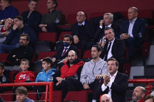 Στο ΣΕΦ για το ντέρμπι των &quot;αιωνίων&quot; ο πρέσβης των ΗΠΑ, Tζορτζ Τσούνις (pic)