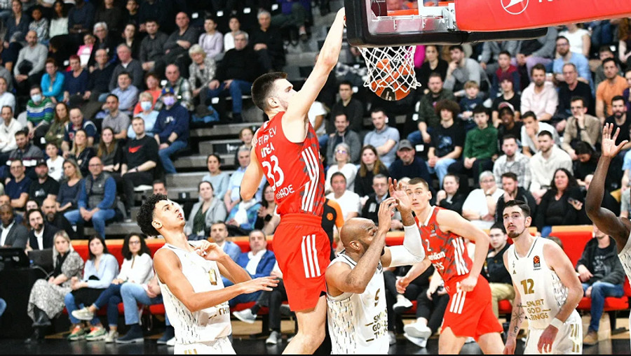 EuroLeague: Τρομερό κάρφωμα Πέτρουσεβ στην κορυφή του Top-10 (video)