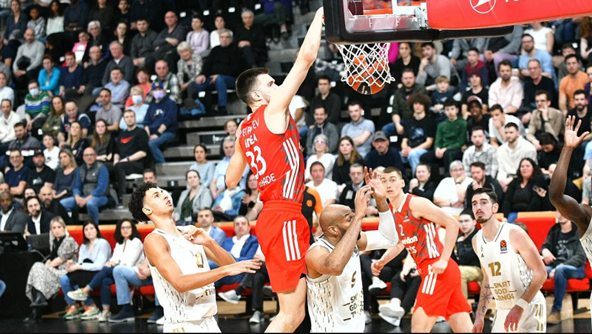 EuroLeague: Τρομερό κάρφωμα Πέτρουσεβ στην κορυφή του Top-10 (video)