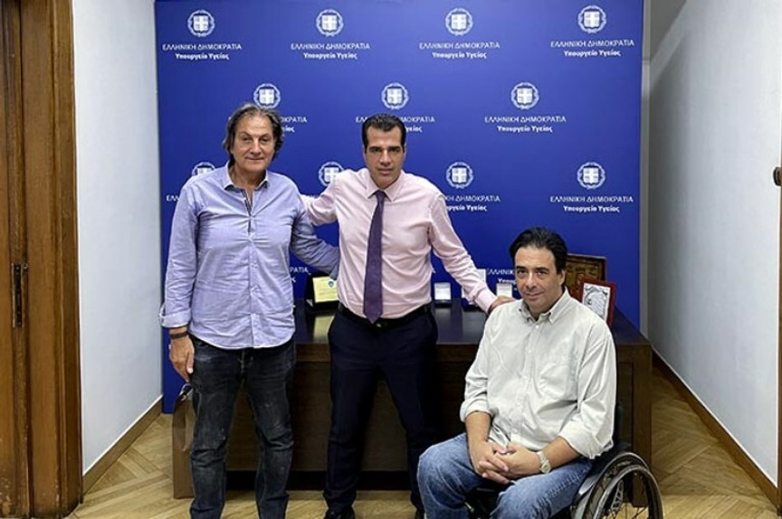 ΟΣΕΚΑ: Έλαβε δώρο έναν απινιδωτή από τον Θάνο Πλεύρη