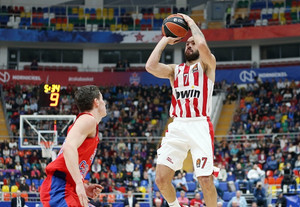 Τζέι Αρ Χόλντεν VS Βασίλης Σπανούλης στο head to head δεκαετιών! (vid)