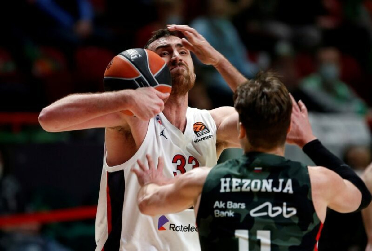 EuroLeague: MVP της 23ης αγωνιστικής ο Μιλουτίνοβ που... νίκησε τον Σβεντ (vids)
